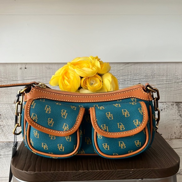 Dooney & Bourke Handbags - Dooney & Bourke women’s purse. Size O/S